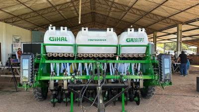 Assentamento Passo Liso, Recanto da Natureza e Rio Verde recebem semeadora e 40 mil metros de arame farpado